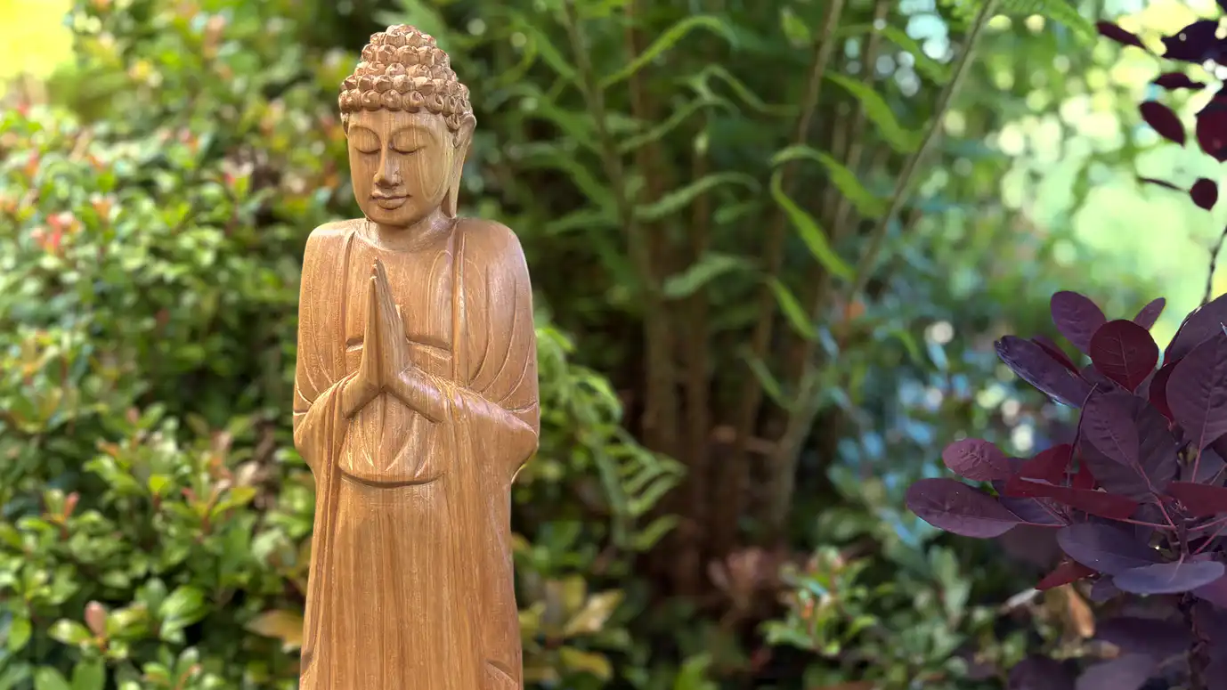 Ein Buddha vor Pflanzen