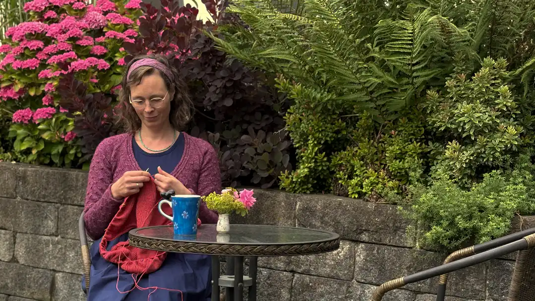 Sara Wiegmann strickt gemütlich im Garten