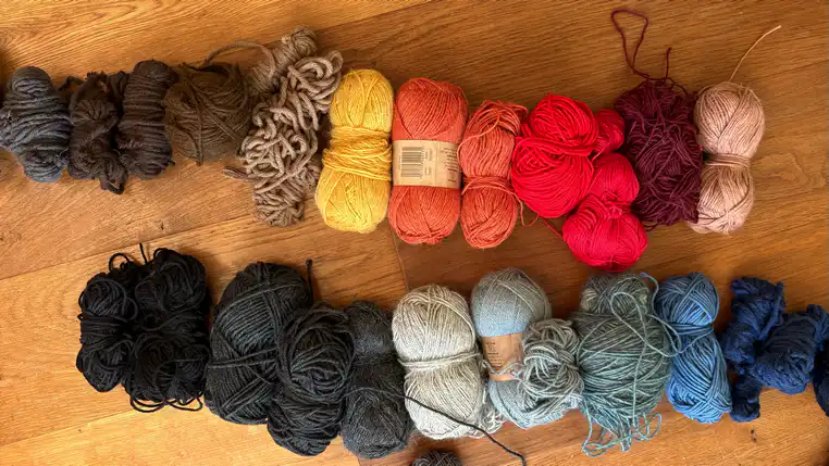 viele bunte, farblich sortierte Wollreste