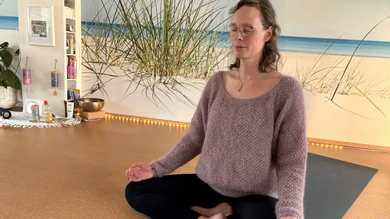Sara meditiert im Yogastudio