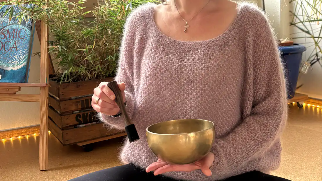 Sara mit Klangschale im Yogastudio